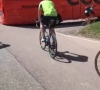 VIDEO: Bus CCC rijdt zich hopeloos vast in Giro