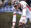 Mathieu van der Poel vermijdt valpartij nadat motard voor opschudding zorgt in Boucles de la Mayenne