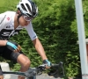 ? Supertalent en ploegmaat van Chris Froome knalt vol tegen BMC-ploegwagen (en breekt zo twee vingers) 