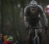 Van der Poel heerst ook in Namen en pakt zijn 17e zege, Van Aert na straffe inhaalrace nog tweede