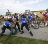 🎥 Protest breekt uit wanneer koploper van peloton tijdens koers door wagen omver wordt geknald