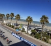 🎥 Akelige smak in Tirreno-Adriatico: renner knalt keihard tegen een verkeersbord aan