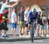 Remco Evenepoel komt op BK tijdrijden plots... rijdende auto tegen