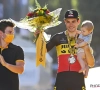 Wout van Aert denkt terug aan zege op Champs-Élysées, met enorme lof voor ploegmaat: "Dat was waanzin"