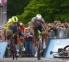 🎥 Van der Poel wint epische sprint en pakt roos, Ewan zwaar ten val