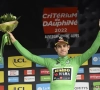 Wout Van Aert is ontspannen op het podium en heeft tijd voor een grap