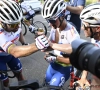 Evenepoel ontsnapt aan averij en feliciteert Sagan maar ploegmaats komen ten val en dat laat letterlijk sporen na