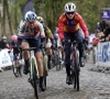 Kopvrouw is echte teamplayer: Lotte Kopecky beschermt solo van hardrijdster en viert met ploeg in Gent-Wevelgem