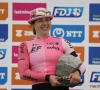 Bizar: bijna iedereen van vrouwenteam EF Education op straat voor de oprichting van een nieuw EF Education-team