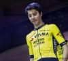 Eindelijk terug een glimlach? Cian Uijtdebroeks heeft wat te zeggen voor de start van de etappe in de Vuelta zaterdag