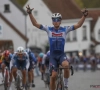 🎥 OMG! Fietser kruist de weg net als peloton in Nokere Koerse voorbijkomt