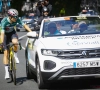 📷 Paniek in de Vuelta: Wout van Aert duikt op bij wagen van koersdokter met groot verband