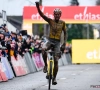 Waarom niet, als we toch vol modder hangen? Wout van Aert haalt ook na de cross grap uit, organisatielid doet graag mee