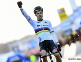 Wout Van Aert wint nu ook het eerste rechtstreekse duel met Mathieu van der Poel, al kent die laatste heel wat pech