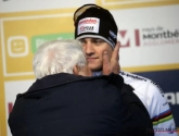 ? Innige beelden tussen opa Raymond Poulidor en Mathieu van der Poel na zege in Nommay: "Altijd speciaal"