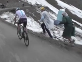 ? Fans drijven de spot met Froome, Sky-kopman zelf zorgt dan weer voor bevoorrading