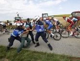 🎥 Protest breekt uit wanneer koploper van peloton tijdens koers door wagen omver wordt geknald