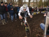 Van der Poel haalt het van Aerts na knotsgek duel, onderkoelde Iserbyt mag Wereldbeker vergeten