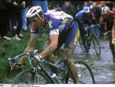 Johan Museeuw op zoek naar damesfiets die hem de zege kostte in Parijs-Roubaix in 1994