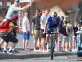 Remco Evenepoel komt op BK tijdrijden plots... rijdende auto tegen