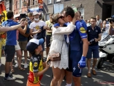 📷 IN BEELD: Lampaert deelt innige momenten met vriendin Astrid en mama Carine en de supporters gaan uit hun dak