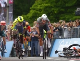 🎥 Van der Poel wint epische sprint en pakt roos, Ewan zwaar ten val