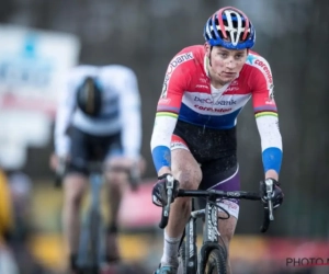 Van der Poel laat Van Aert in slotronde achter en wint razendsnelle Scheldecross