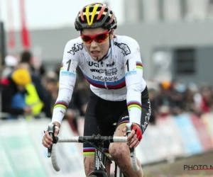 Wereldkampioene Sanne Cant showt haar regenboogtrui in Middelkerke