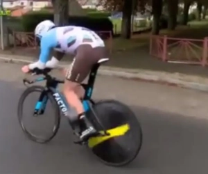 Hallucinant, net als bij Niki Terpstra in Parijs-Roubaix breekt het stuur van deze jonger renner af en komt hij akelig ten val