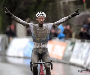 Wout Van Aert botst in Otegem opnieuw op een ijzersterke Mathieu van der Poel, die valpartij in het slot vermijdt