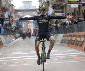 Adam Yates heerst op Muur van Filottrano, Benoot knap vierde én Kwiatkowski nieuwe leider