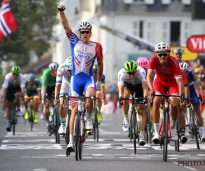 Van Aert spurt naar knappe derde plaats, Démare wint Milaan-Turijn