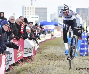 ? Oeps? Mathieu van der Poel rijdt de oude fiets van ... Liboton stuk: "Roland zal het even zonder fiets moeten stellen"