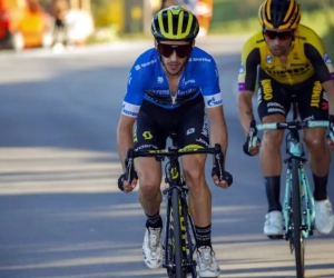 ? Auwch... Blunder van formaat op eindpodium Tirreno-Adriatico na verkeerde trui voor eindwinnaar Roglic