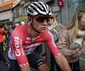 🎥 Veiligheid voorop: Mathieu van der Poel werkt op indrukwekkende wijze steentje weg met voorwiel