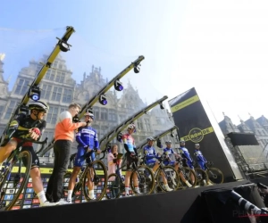 🎥 Grote Markt in Antwerpen ontploft wanneer renners van Deceuninck-Quick.Step het podium betreden