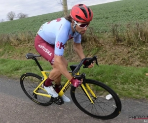 🎥 Renner van Katusha-Alpecin reageert furieus wanneer fan drinkbus uit zijn mond haalt