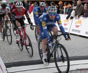 🎥 Remco Evenepoel beleeft moeilijk momentje op podium na zege van zijn team in sprintkoers