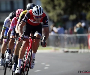 🎥 Virtuele zege voor Australiër op Champs-Élysées en eindzege voor NTT, Van Hoecke sleept er top 10 uit in slotrit