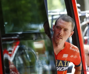 Rohan Dennis bewijst dat regenboogtrui motivatie is die zelfs grootste conflict doet vergeten