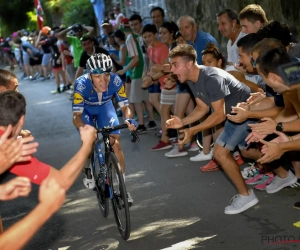 🎥 ONWAARSCHIJNLIJK: Remco Evenepoel ontsnapt aan botsing met onoplettende fietser in volle finale 