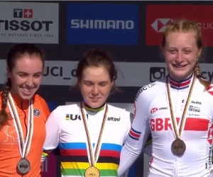 🎥 Russische wint WK tijdrijden bij de junioren vrouwen ondanks vreselijke blunder in slotkilometer