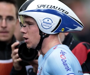 Dennis degradeert de tegenstand en verlengt zijn wereldtitel, Evenepoel mee op het podium