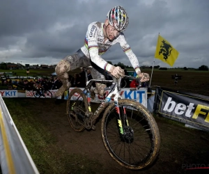 Mathieu van der Poel scoort hattrick op EK veldrijden en laat Belgen achter zich na spannende race