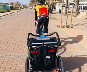 📷 Sweeck traint op Mallorca met Belgische driekleur... en zoontje in aanhangwagen