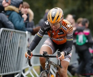 Chantal Blaak rondt indrukwekkende solo af en wint voor derde keer 'GP Samyn voor vrouwen', Kopecky mag mee op het podium