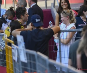 📷 Echtgenote Van Aert laat zwangere buik fotograferen door vriendin andere renner: "Ze redt ook levens"