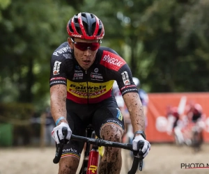 Sterke Sweeck maakt weinig fouten en pakt in Jaarmarktcross felbegeerde zege, Europese kampioen leidt in klassement