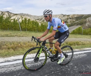 WK-debutant ziet dat het snor zit in het Belgische team: "Onze groep hangt echt goed samen rond Wout van Aert"