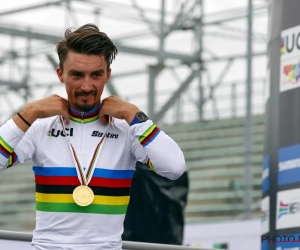 Julian Alaphilippe gelauwerd als beste Franse renner: "Weer trofee erbij, regenboogtrui mooiste trui ter wereld"